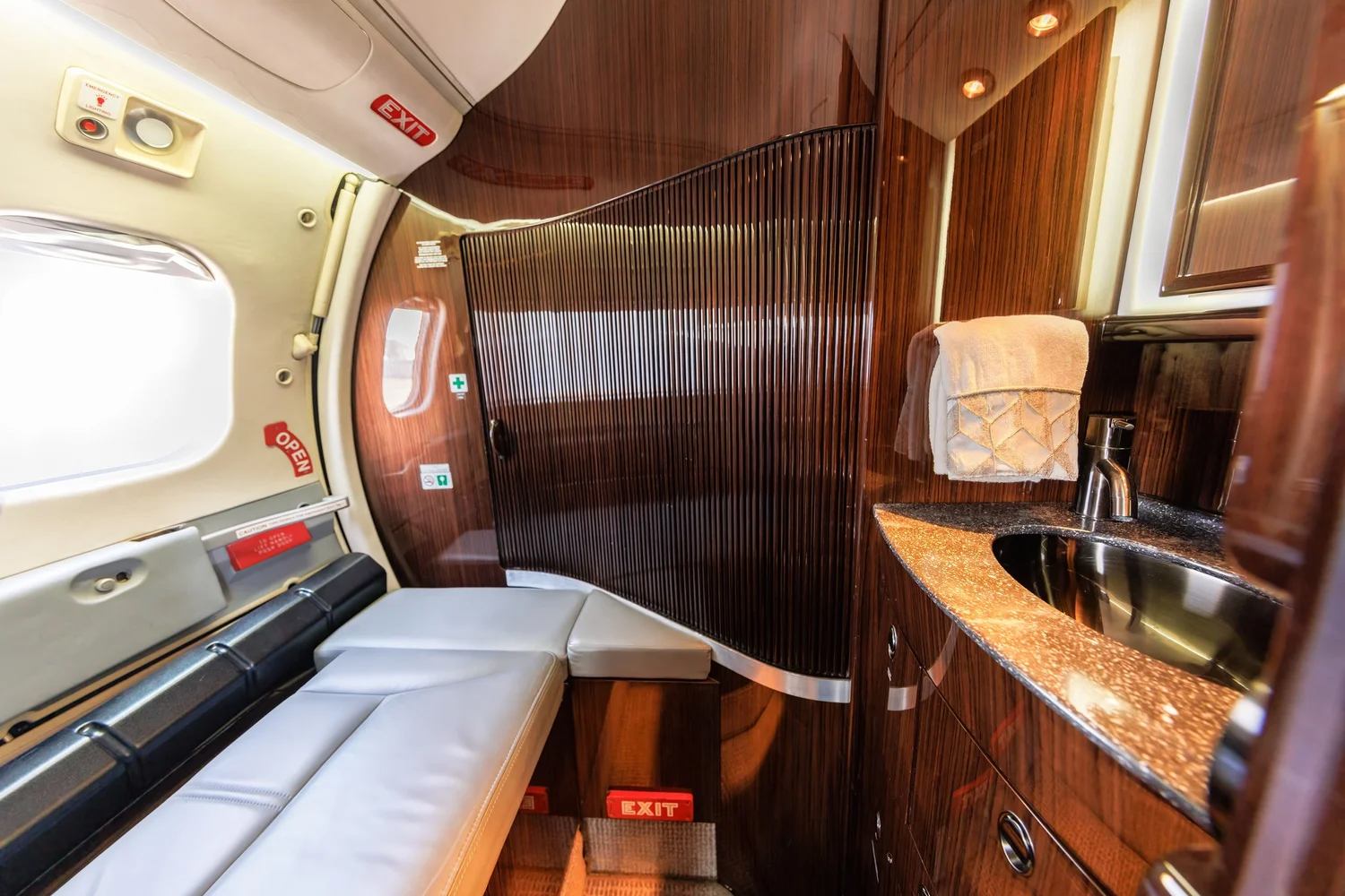 Learjet+60+N314CM+6+Cabin+Lav